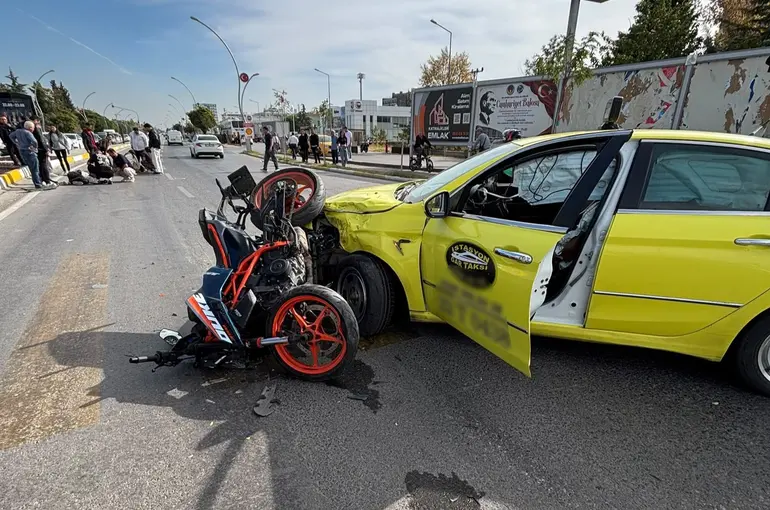 Edirne’de taksi ile motosiklet çarpıştı: 2 yaralı
