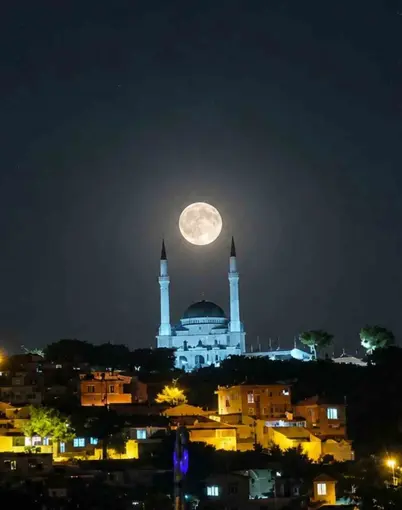 Edremit’te dolunay ve Ulu Cami buluşması görsel şölen sundu

