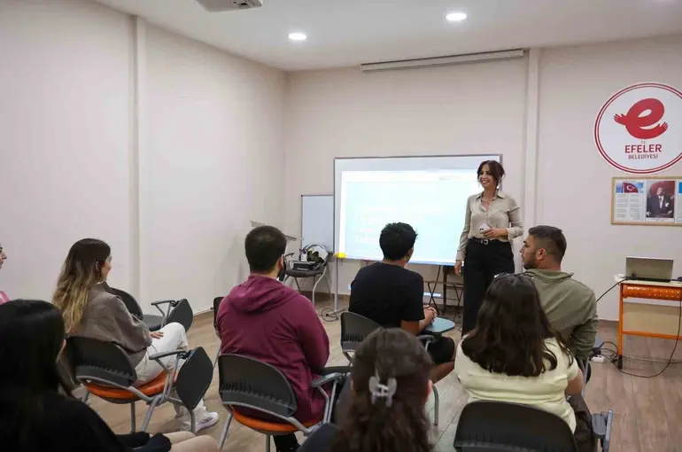 Efeler Belediyesi’nden gençlere sınav yolculuğunda rehberlik desteği
