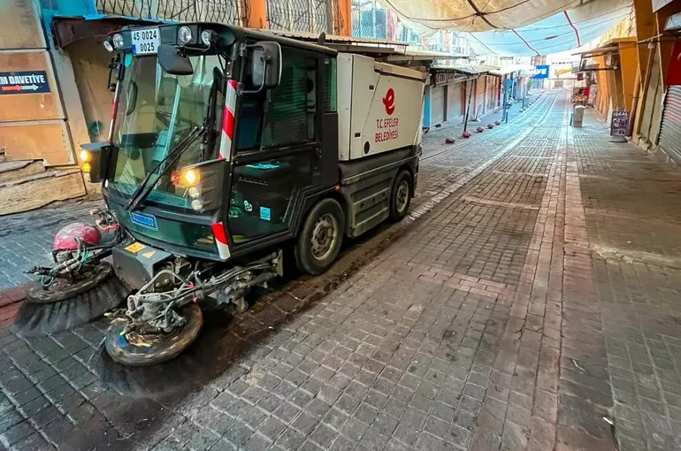 Efeler’de tarihi çarşılar ve sokaklar temizlendi
