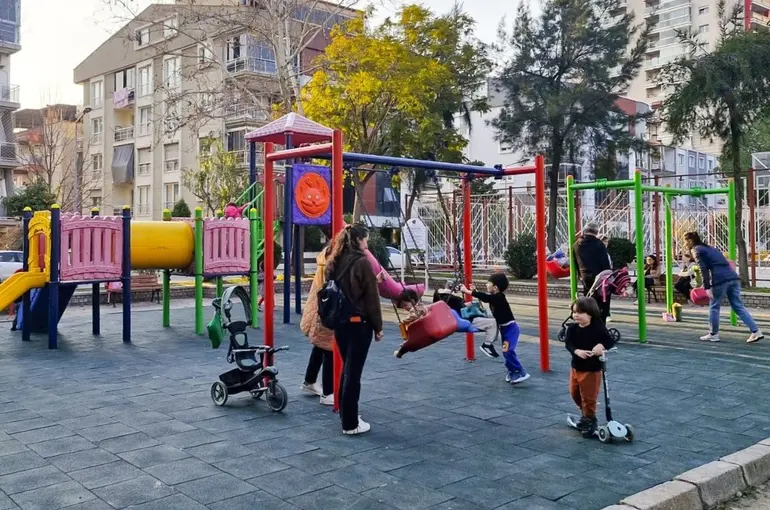 Efeler’in parkları yenileniyor
