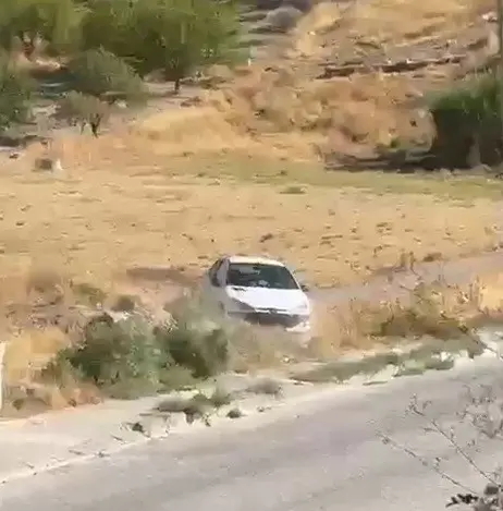 El freni çekilmeyen otomobil şarampole yuvarlandı
