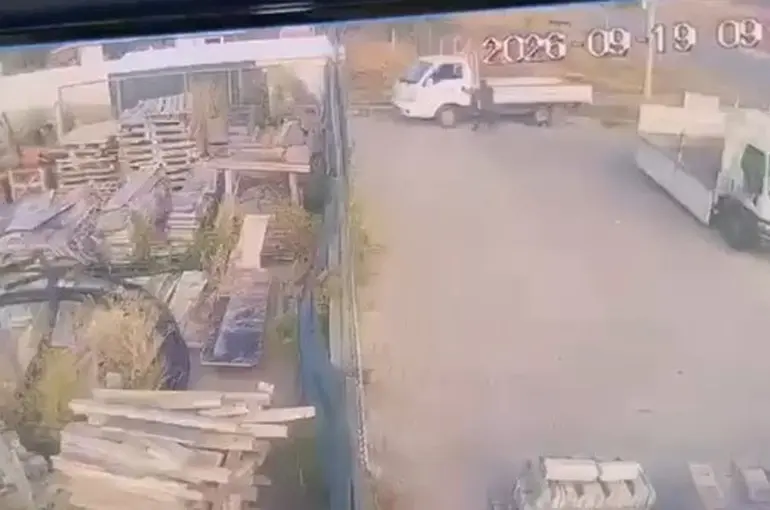 El frenini çekmediği kamyonetin altında kalan sürücü hayatını kaybetti
