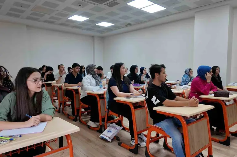 Elazığ Belediyesi’nden gençlere eğitim desteği
