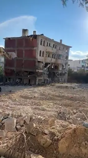 Elazığ’da 5 katlı bina iş makinesinin tek dokunuşuyla yıkıldı
