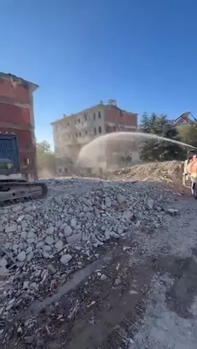 Elazığ’da 5 katlı bina korna sesi ile yıkıldı
