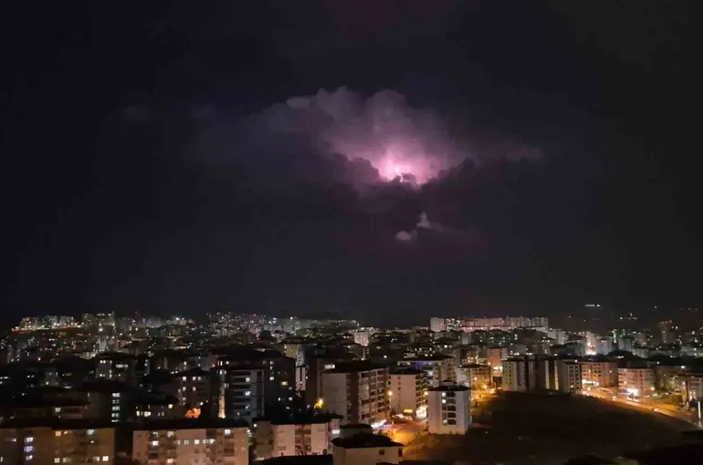 Elazığ’da bulutların arasında şimşek gösterisi
