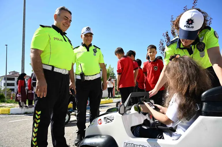 Elazığ’da çocuklar trafik kurallarını eğlenerek öğrendi
