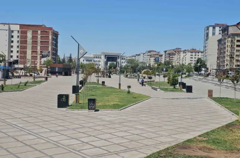 Elazığ’da kavurucu sıcaklardan dolayı cadde ve sokaklar boş kaldı
