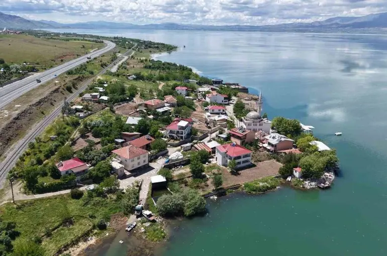 Elazığ’da kuraklık alarmı veren nokta yeniden suya gömüldü
