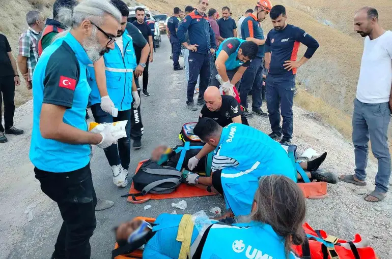 Elazığ’da minibüs uçuruma yuvarlandı: 5’i ağır 13 yaralı
