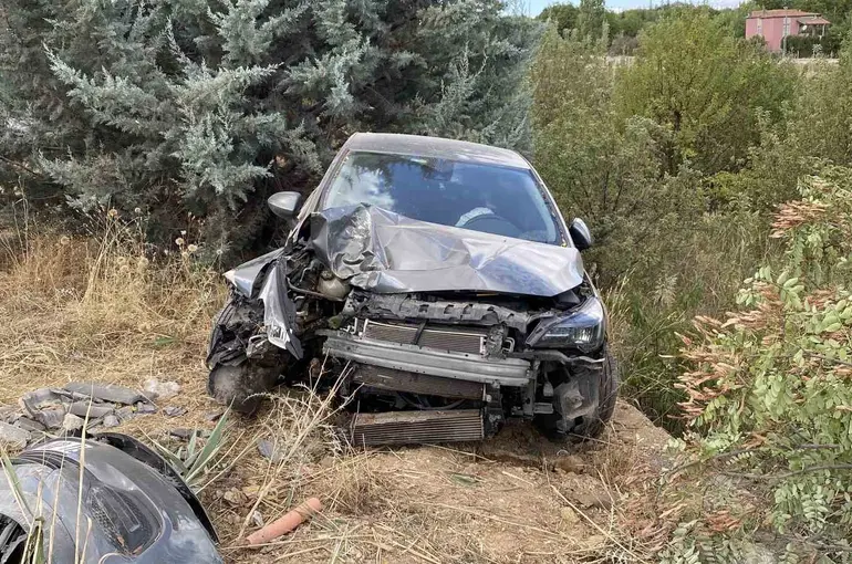Elazığ’da otomobil ağaca çarptı: 4 yaralı
