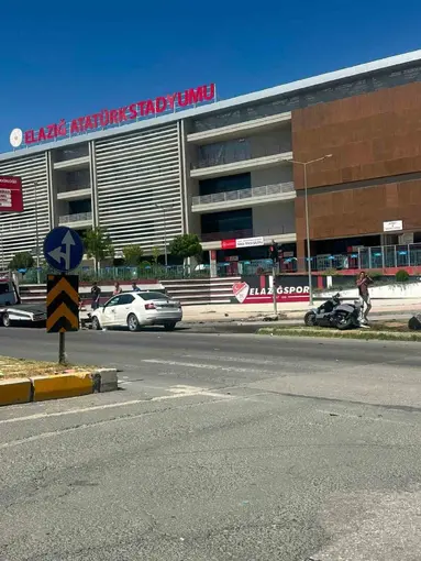 Elazığ’da  otomobil ile motosiklet çarpıştı: 3 yaralı
