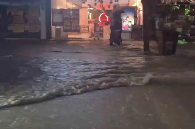 Elazığ’da sağanak yağışta caddeler dereye döndü
