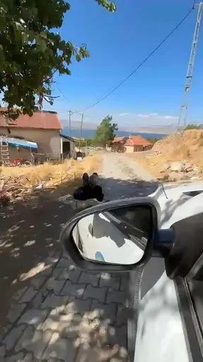 Elazığ’da yaşlı bir adam, zincirle ağaca bağlanmış şekilde görüntülendi
