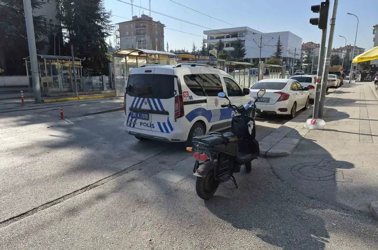 Elektrikli bisiklet ile çarpışan otomobil olay yerinden kaçtı
