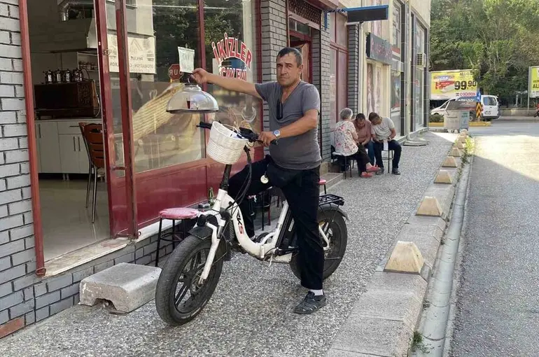 Elektrikli bisiklet ile servis yapan çaycı hem vakitten hem de maliyetten tasarruf ediyor
