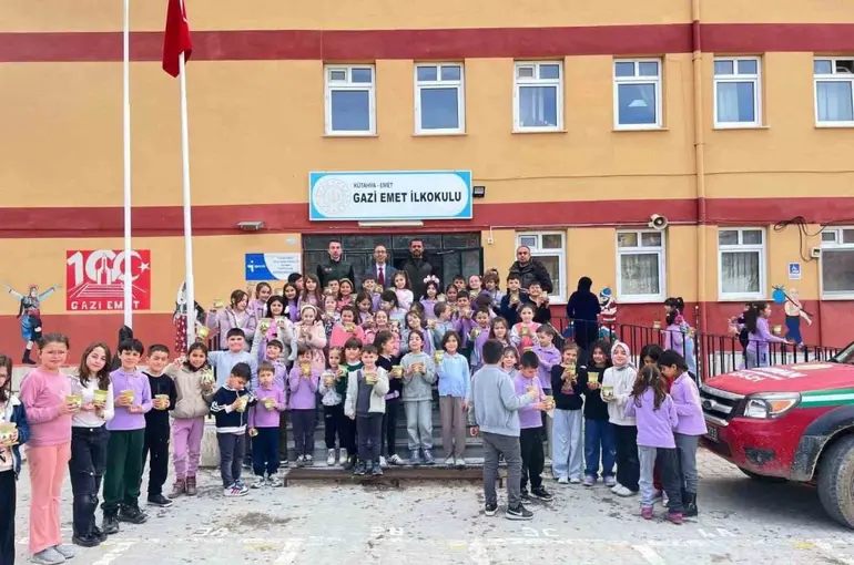 Emet’te öğrenciler karaçam tohumlarını saksılara ekti
