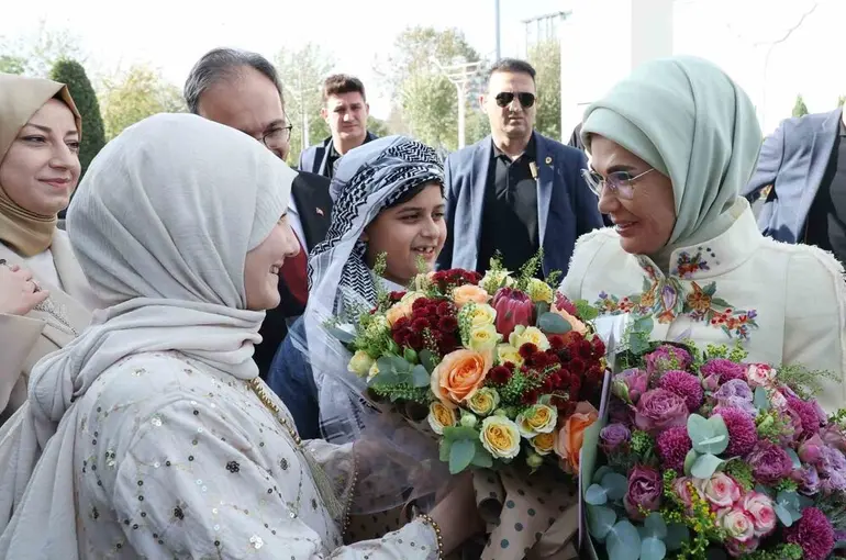 Emine Erdoğan: "Siirt’te gösterdiğiniz kardeşliği hiç unutmadık, unutmuyoruz"
