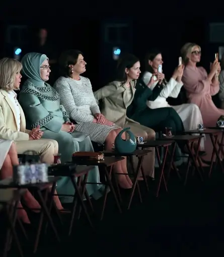 Emine Erdoğan’ın devlet liderleri eşleri yemeğinde Ajda Pekkan konseri
