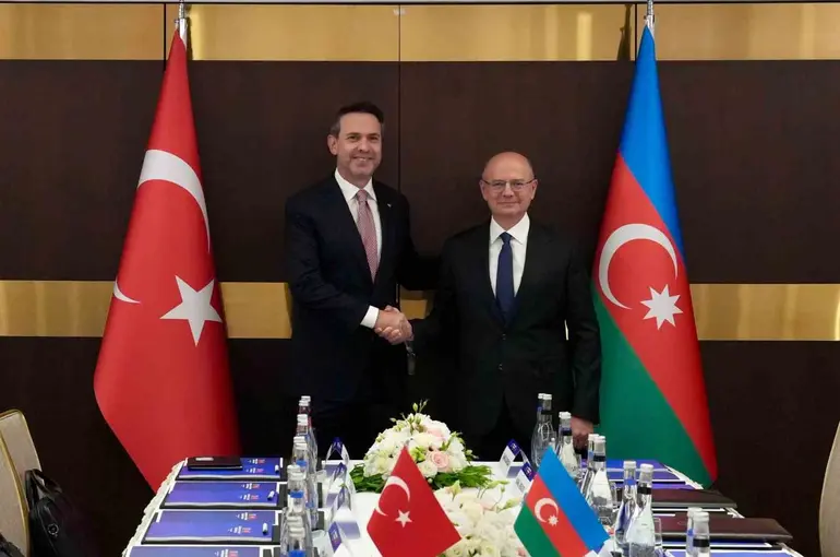 Enerji Bakanı Bayraktar, Azerbaycan’da