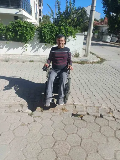 Engelli vatandaşlar bozulan kaldırımı kullanamıyor
