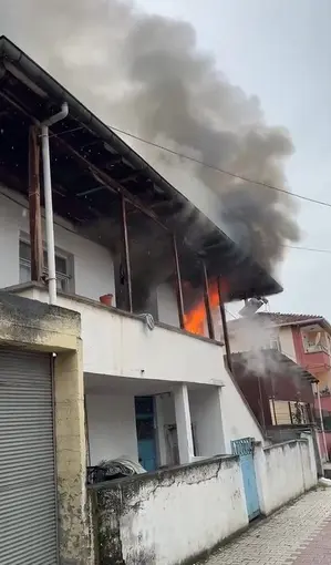 Erbaa’da iki katlı evde çıkan yangında ev kullanılamaz hale geldi
