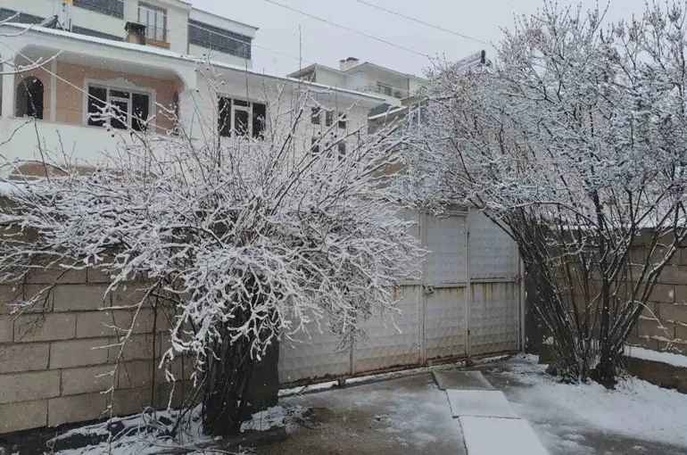 Erciş’te nisan ayında kar yağışı
