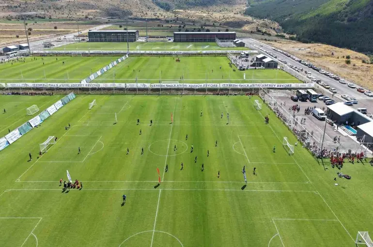 Erciyes’te geleceğin futbol yıldızları sahne alıyor
