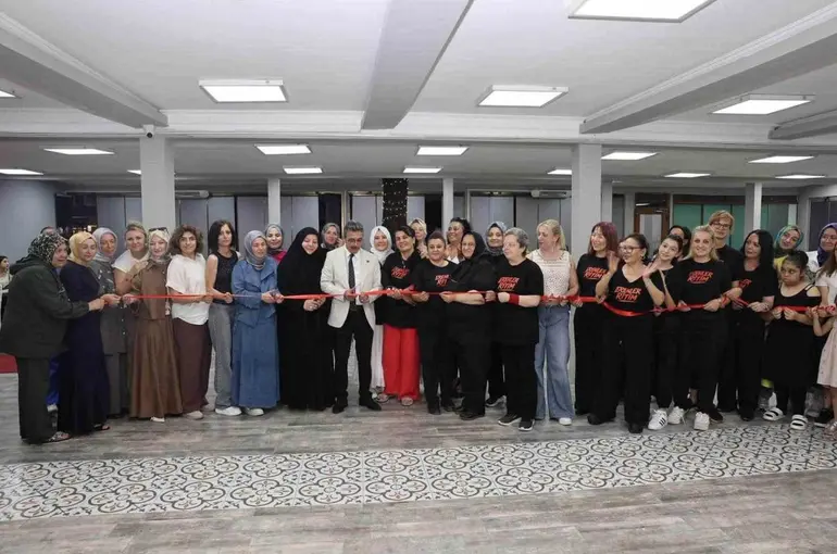 Erenler’de kadınlar için yeni merkez kapılarını açtı
