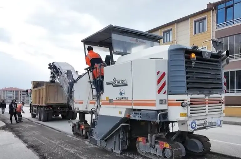 Ergenekon Mahallesi’nde asfalt yenileme çalışması
