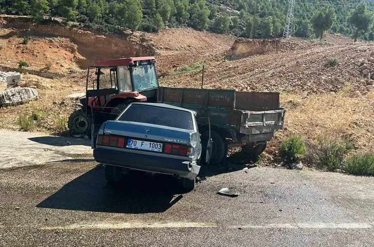 Ermenek’te otomobil traktörün römorkuna çarptı: 3 yaralı
