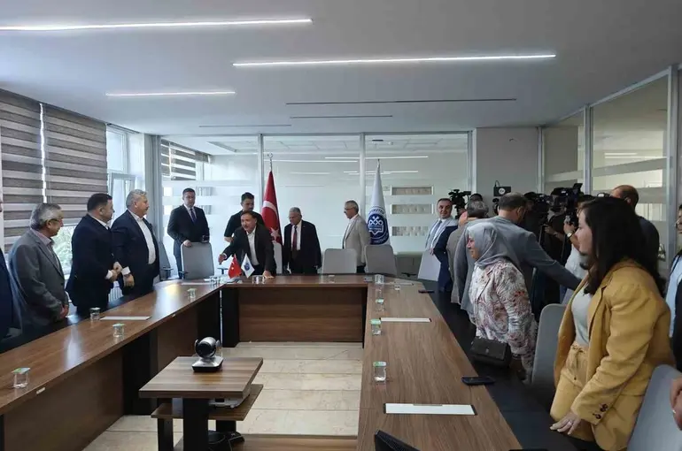 ERÜ’de hem açılış hem protokol töreni
