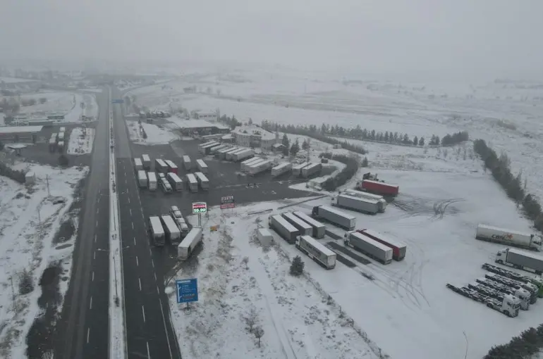 Erzincan’da kar etkisini gösterdi: Geçitlerde trafik kilitlendi

