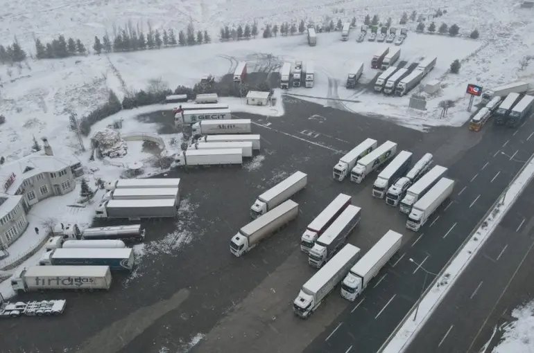 Erzincan’da kar yağışı ulaşımı aksattı
