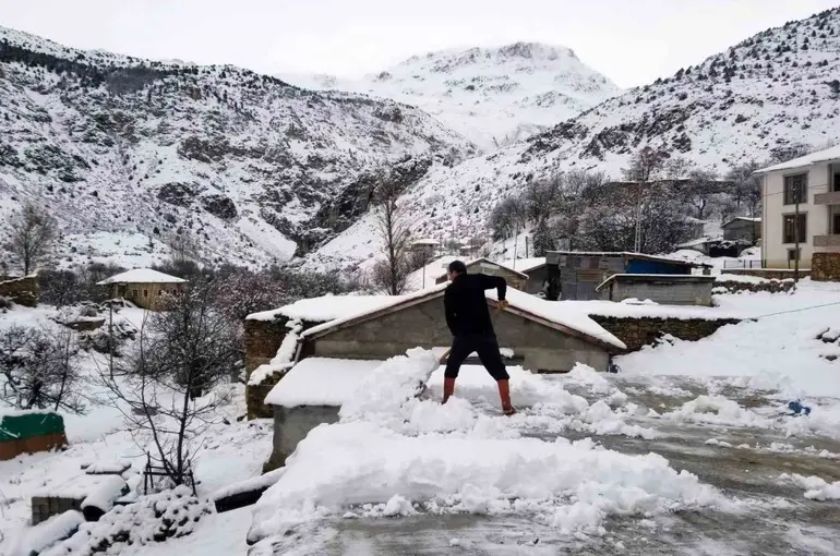 Erzincan’da köylerde karla mücadele sürüyor
