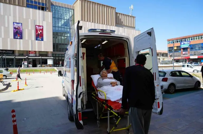 Erzincan’da taburcu edilen hastalar ihtiyaç halinde evlerine ambulansla ücretsiz götürülüyor
