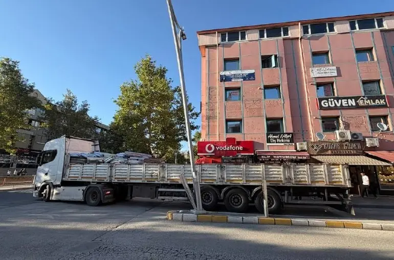 Erzincan’da tırın dorsesi aydınlatma direğine çarptı
