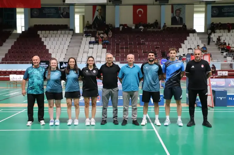 Erzincanlı milli sporculara federasyondan raket
