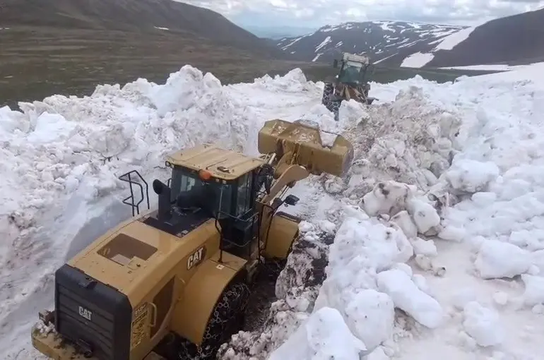 Erzurum’da Haziran ayında karla mücadele çalışması
