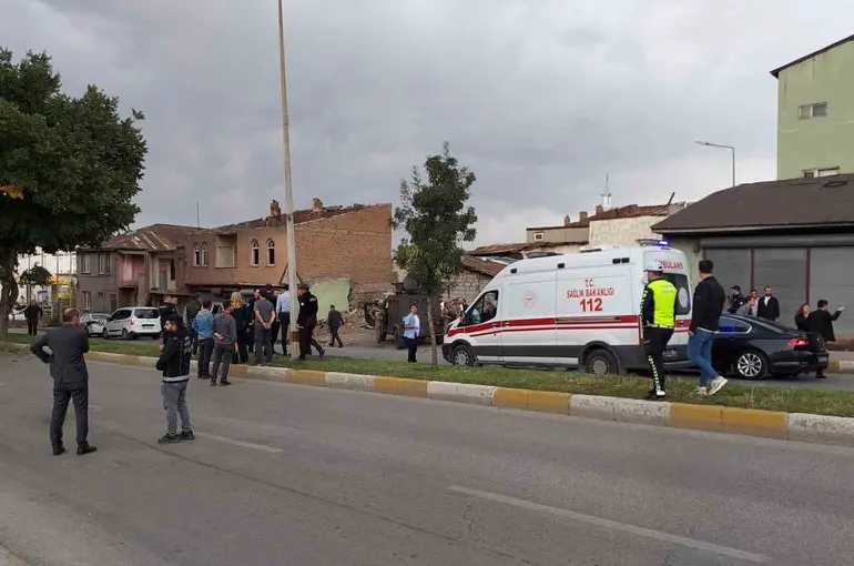 Erzurum’da iki aile arasında silahla çatışma: 1’i polis 12 yaralı
