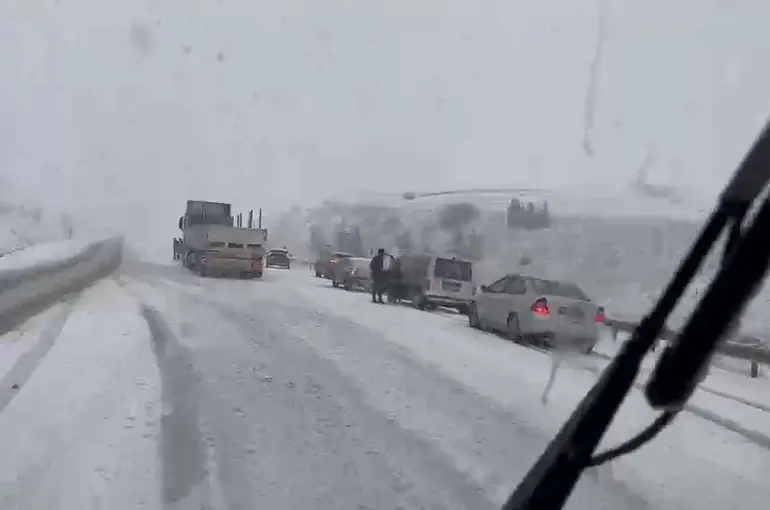 Erzurum’da Mayıs’ta kar sürprizi

