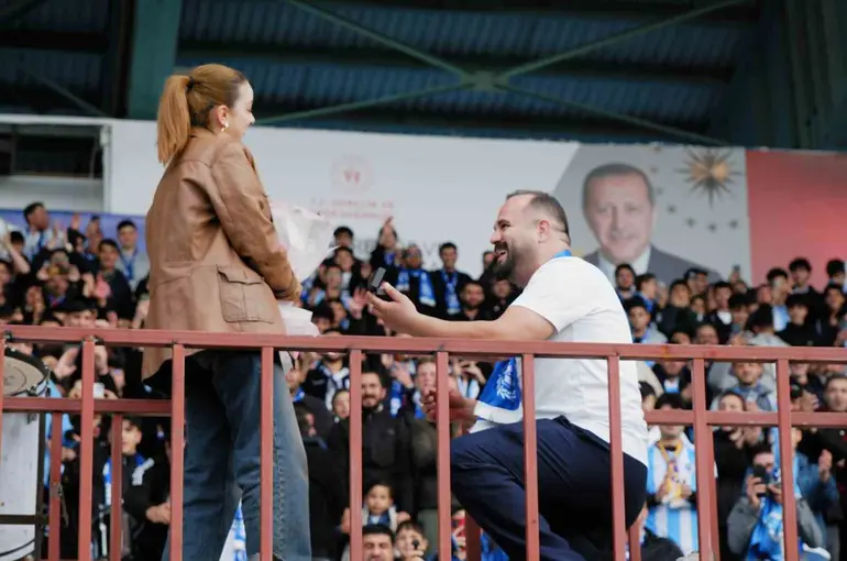 Erzurumspor tribünlerinde evlilik teklifi

