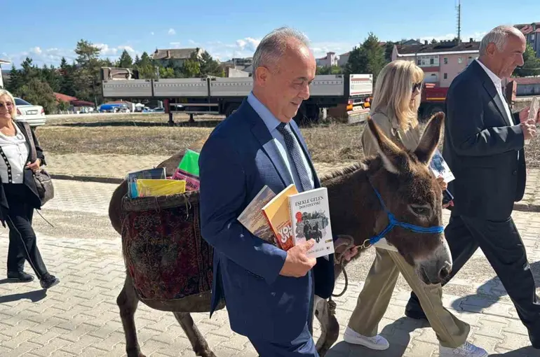 Eşeğiyle kitap taşıyor, köy çocuklarının hayallerine ışık oluyor
