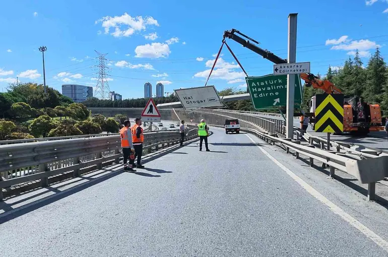 Esenler’de damperi açık kalan kamyon, tabelaları devirdi
