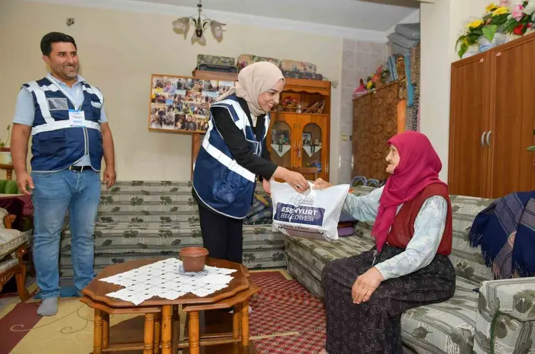 Esenyurt Belediyesi’nden Dünya Yaşlılar Günü’nde anlamlı ziyaret
