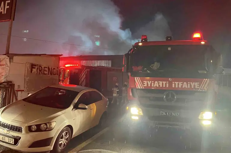 Esenyurt’ta tekstil üzerine iş yeri alev alev yandı
