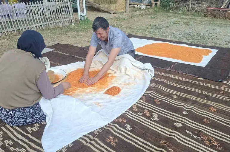 Eşine tarhana yapımında destek oldu
