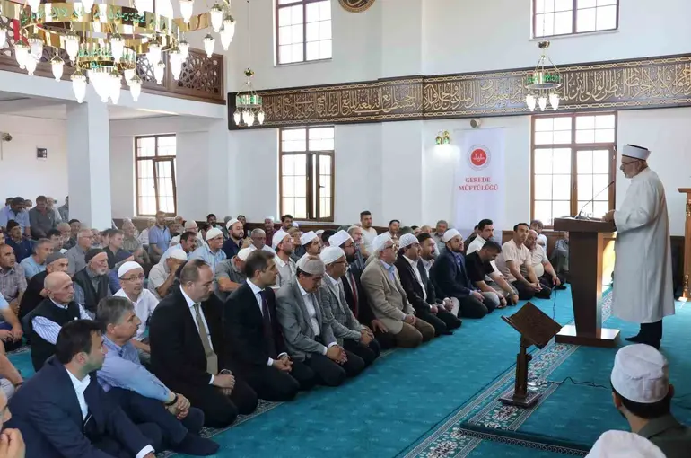 Eski cami korundu, yenisi ibadete açıldı
