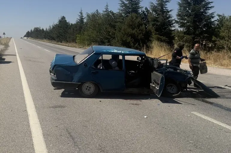 Eskişehir’de 2 araç çarpıştı: 1’i bebek, 1’i çocuk 6 yaralı
